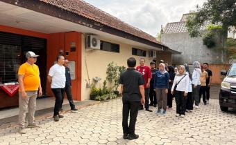 Pimpinan dan Staff Bawaslu Wonogiri bersiap melakukan Jalan Sehat