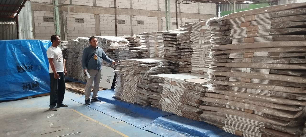 Mayaris Kusdi (kemeja abu-abu) saat melakukan pengawasan di gudang logistik