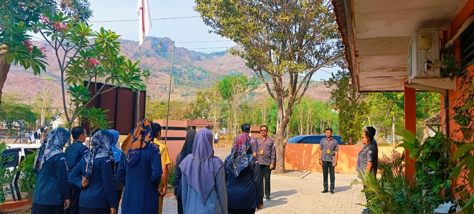 A. Joko Wuryanto (Ketua Bawaslu) memimpin apel pagi Senin, 6 November 2023