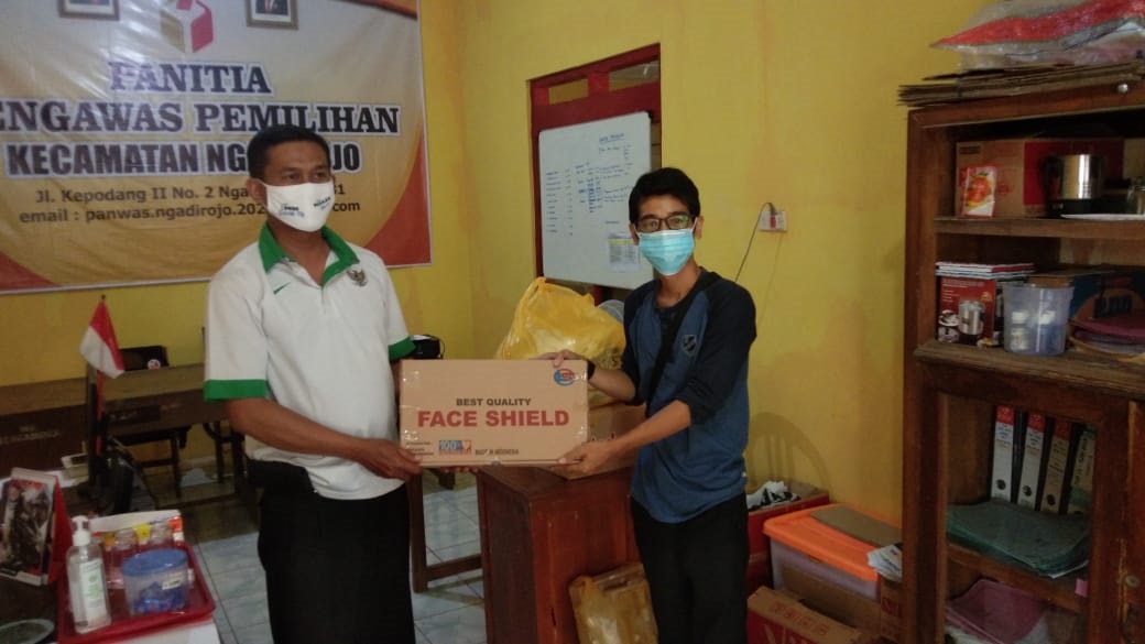 JAGA IMUN TUBUH, BAWASLU SALURKAN RIBUAN VITAMIN KE JAJARANNYA