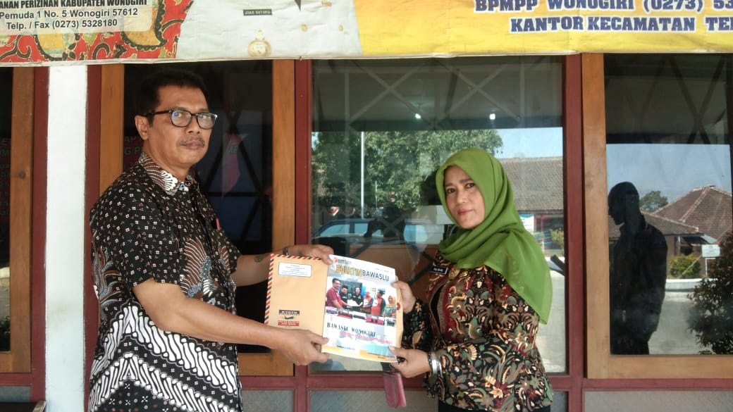 25 CAMAT SE-KABUPATEN WONOGIRI SERENTAK MENERIMA BULETIN BAWASLU WONOGIRI