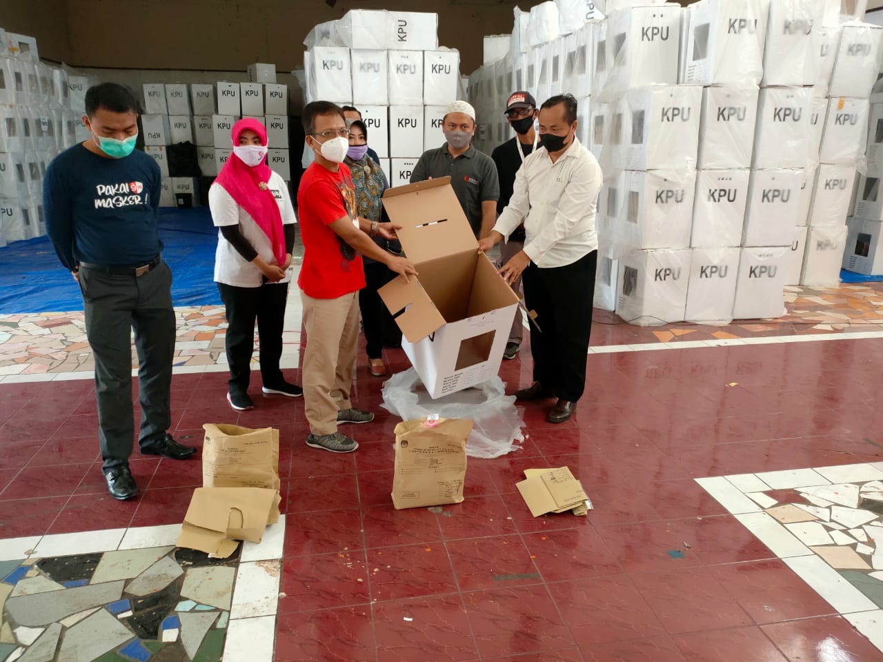 BAWASLU WONOGIRI MENYAKSIKAN PEMBUKAAN BARANG EKS LOGISTIK PILKADA 2020