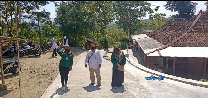 Mendaki Lereng gunung Payung, Panwascam Baturetno Awasi Coklit