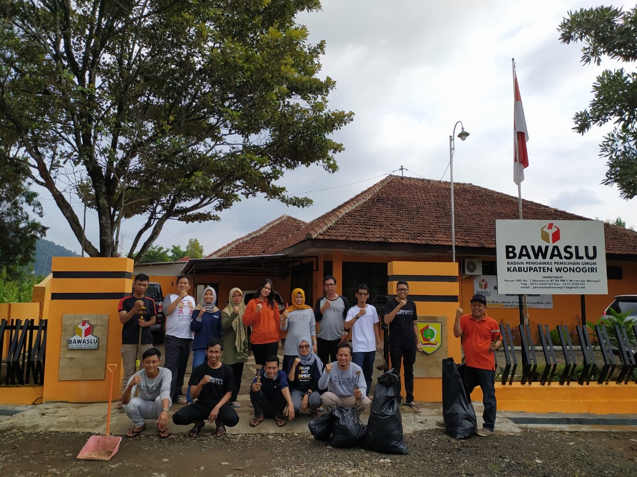 PEDULI SAMPAH, BAWASLU WONOGIRI GELAR JUMAT BERSIH
