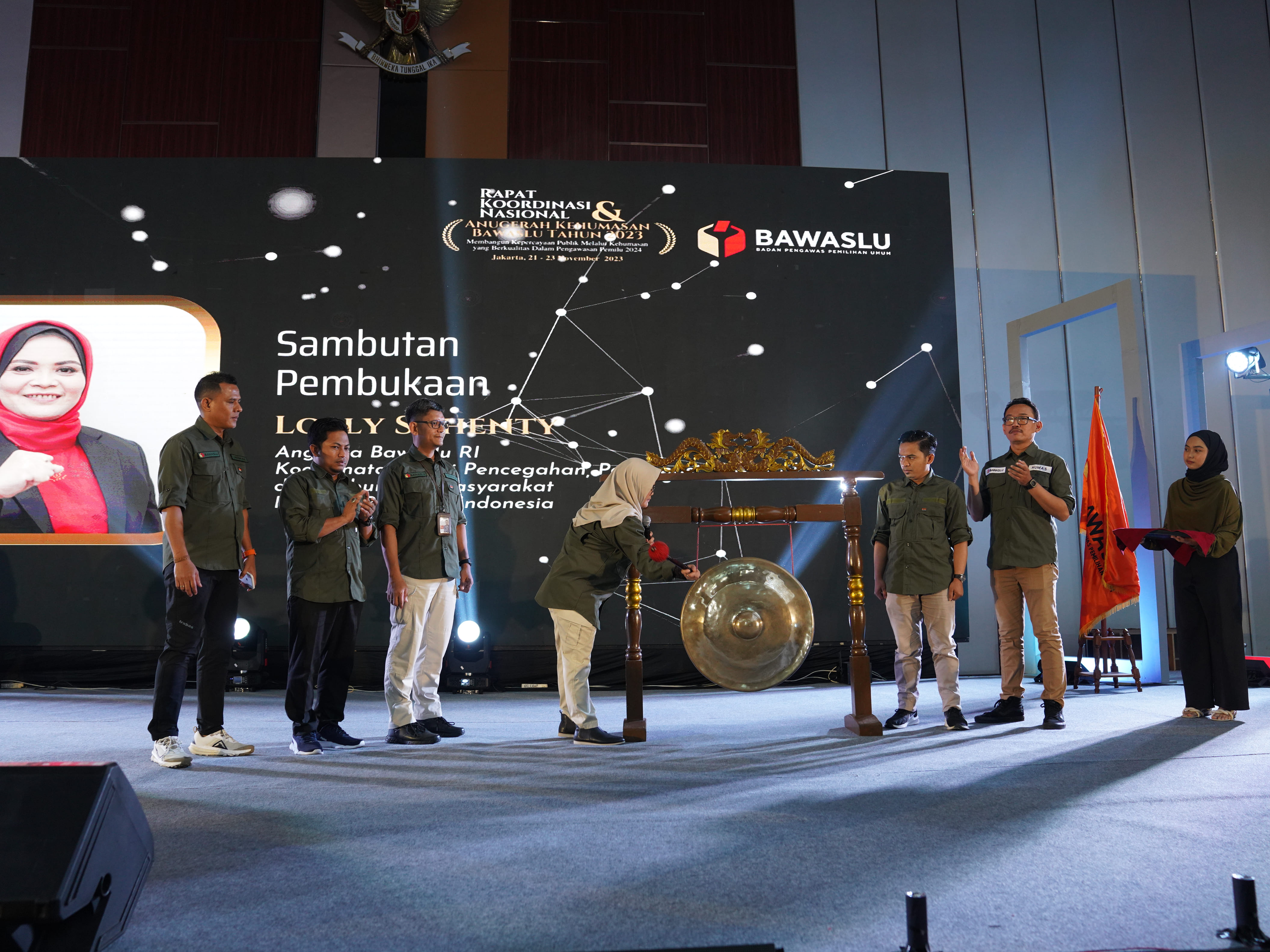 Anggota Bawaslu RI Lolly Suhenti Saat Membuka Rakornas Kehumasan