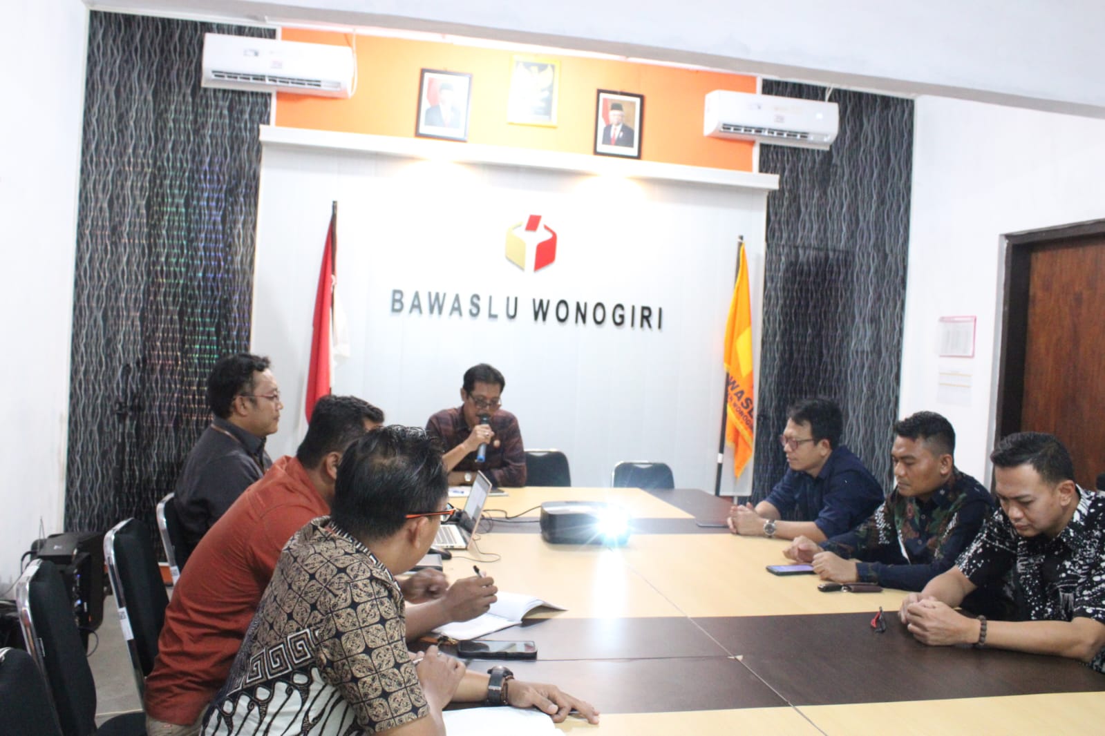 Ketua Bawaslu (kemeja kota-kotak) saat memimpin rapat koordinasi pemetaan potensi pelanggaran tahapan logistik