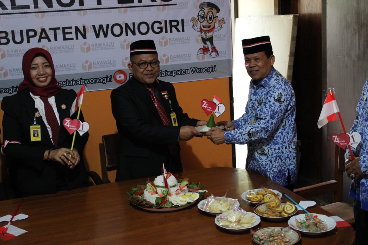 PERINGATI HUT RI KE 74, BAWASLU WONOGIRI GELAR UPACARA BENDERA DAN POTONG TUMPENG