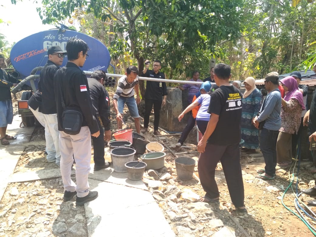 BAWASLU WONOGIRI PEDULI KEKERINGAN : SALURKAN 8 TANGKI AIR BERSIH DI KECAMATAN GIRIWOYO
