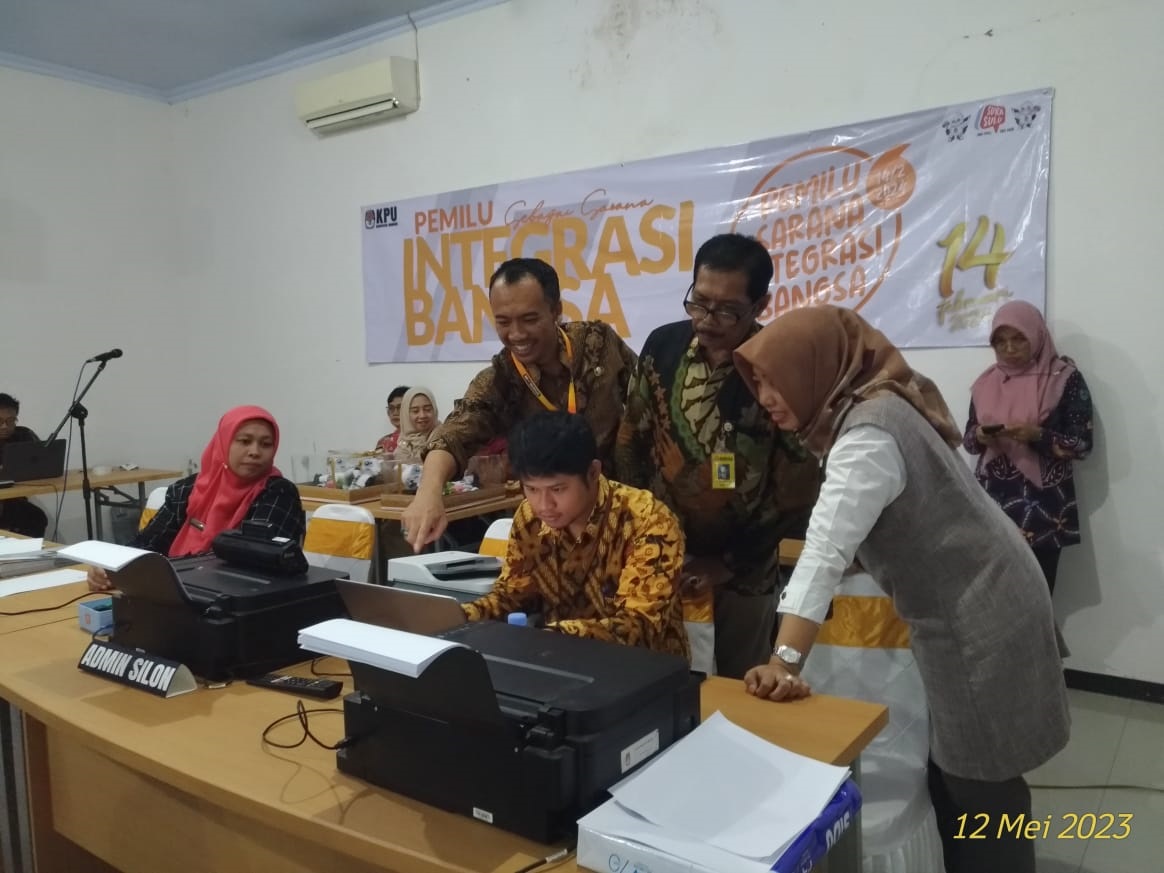 Bawaslu Mengawasi Pendaftaran Bacaleg Partai Demokrat di KPU