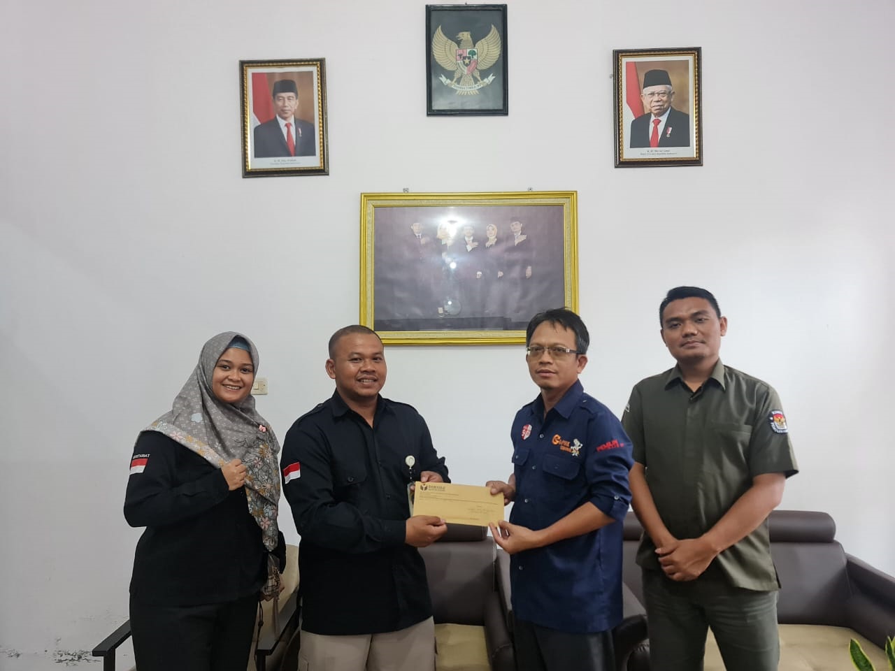 Ihwanudin (dua dari kiri) memberikan surat himbauan terkait persiapan tahapan pemutakhiran daftar pemilih dan diterima oleh ketua KPU Wonogiri (dua dari kanan)