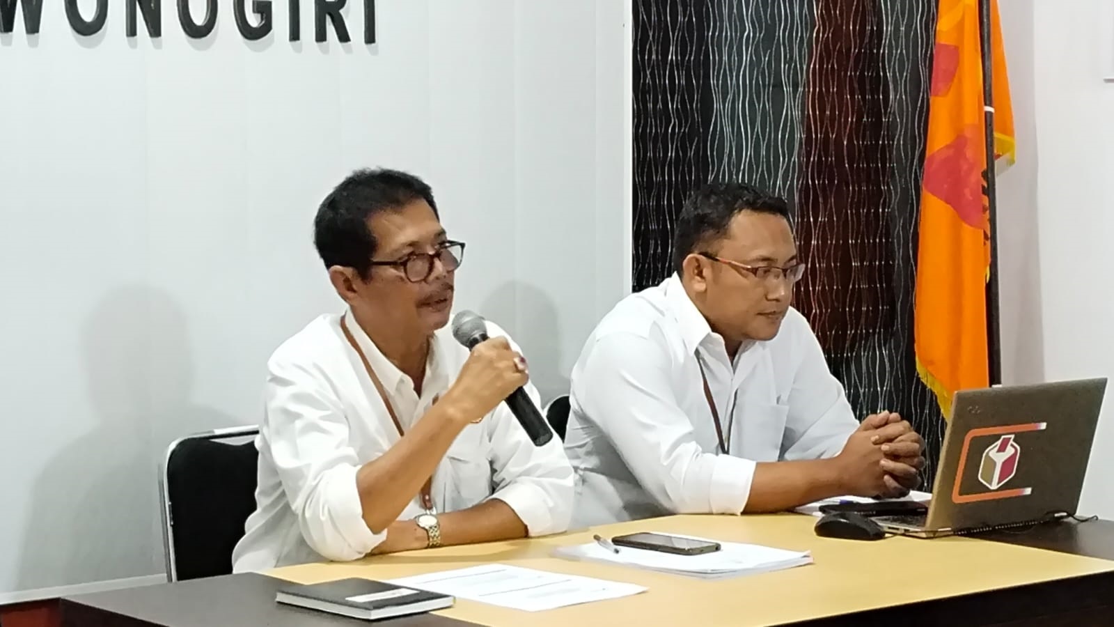 Joko Mengimbau Pemasangan Alat Peraga Sosialisasi Agar Sesuai Aturan