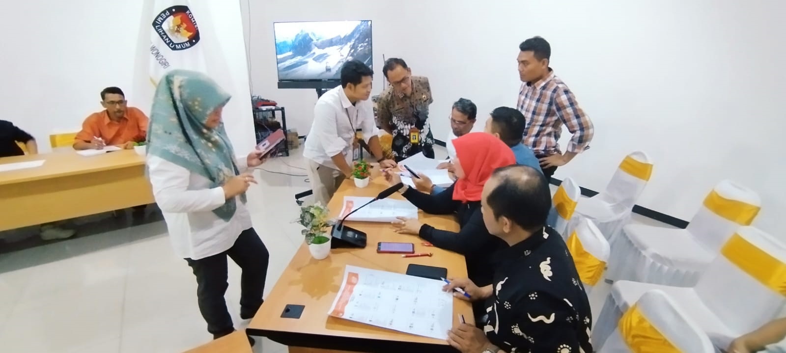 Slamet Mugiyono (tengah) mengawasi dan mencermati rancangan DCT di Kantor KPU