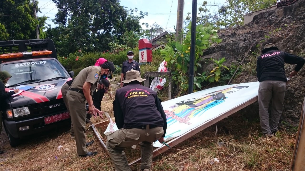 Bawaslu Menertibkan 800-an APK dan Sketsa Paslon.