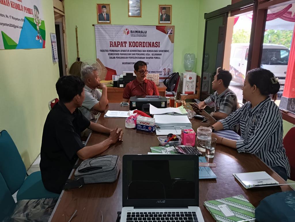 Ketua Bawaslu Kabupaten Wonogiri A. Joko Wuryanto (kaos merah) saat melakukan pendampingan dan pembinaan di kantor sekretariat Panwascam Wuryantoro