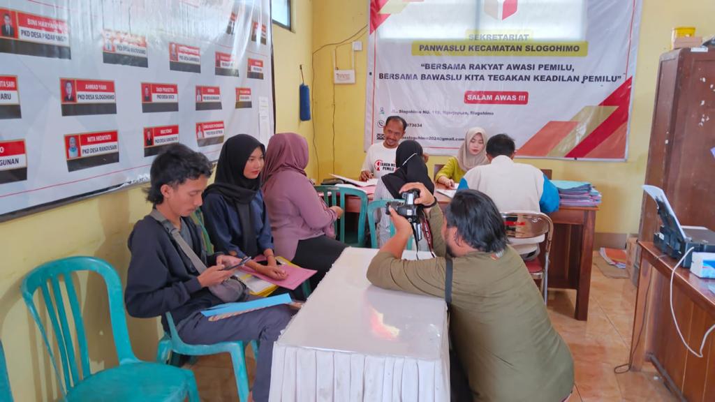 Tim supervisi saat mewawancarai calon pendaftar Pengawas TPS