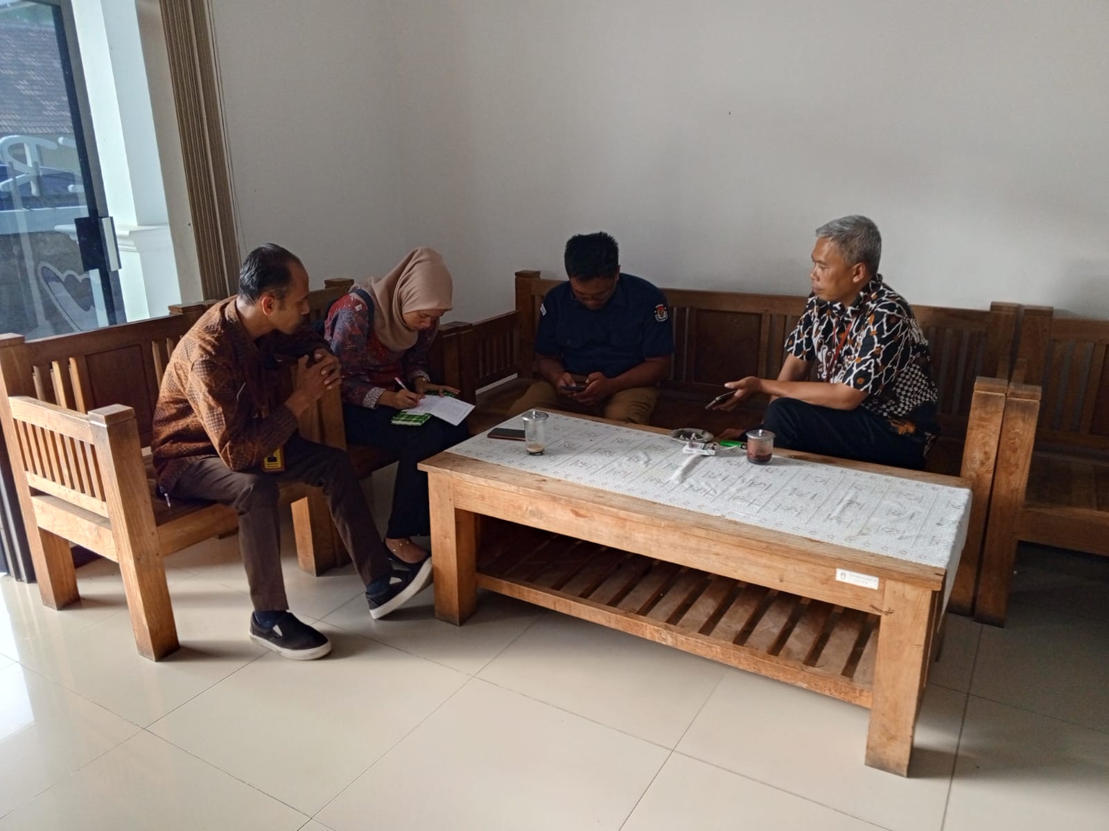 Tim Bawaslu saat melakukan pengawasan perbaikan LADK di KPU Kab. Wonogiri