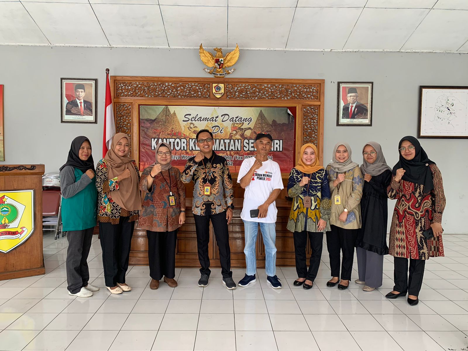 Kartini Tjandra Lestari (tiga dari kiri) saat melakukan supervisi ke Panwaslu Kecamatan Selogiri