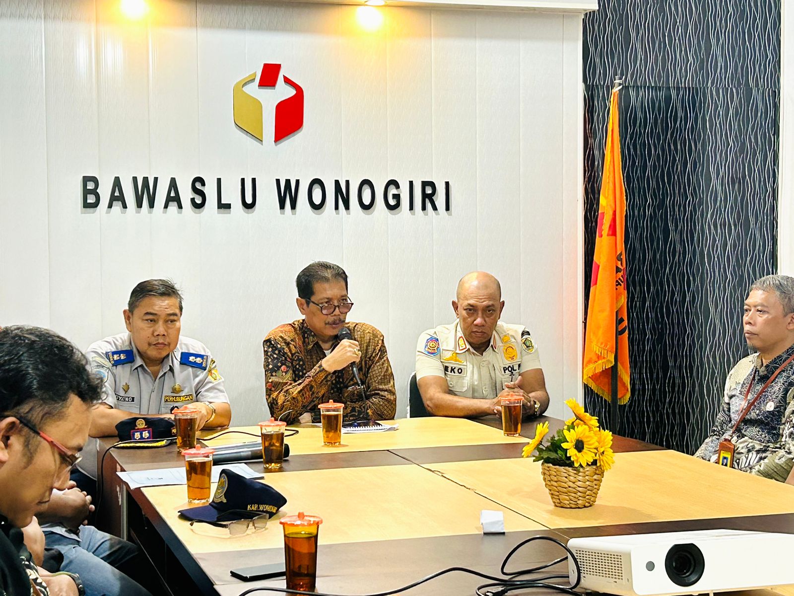 Ketua Bawaslu A. Joko Wuryanto Saat Memimpin Rapat Koordinasi Penertiban APK, Kamis (25/1)