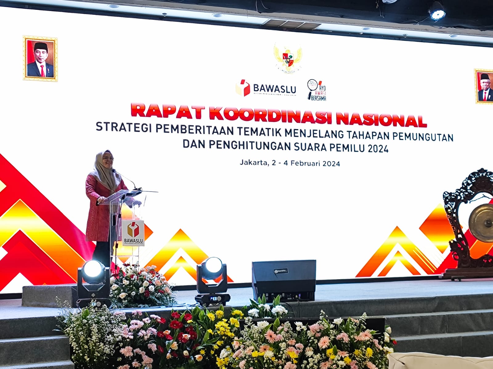 Anggota Bawaslu RI, Lolly Suhenti saat Membuka Rapat Koordinasi Kehumasan