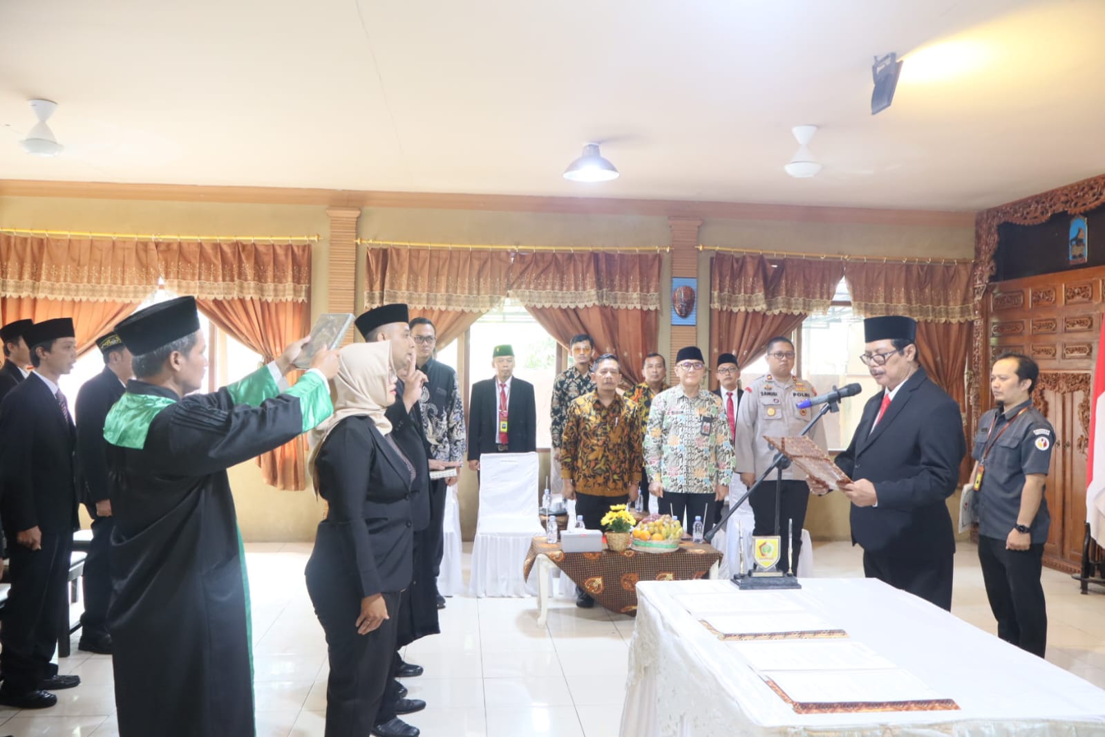 Ketua Bawaslu Kabupaten Wonogiri, Antonius Joko Wuryanto saat Mengambil Sumpah Janji Panwaslu Kecamatan