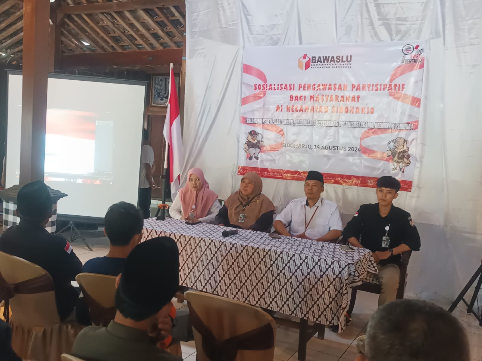 Anggota Bawaslu kabupaten Wonogiri, Ambar Endro S (kemeja putih) saat menjadi narasumber pada acara sosialisasi pengawasan partisipatif di kecamatan Sidoharjo