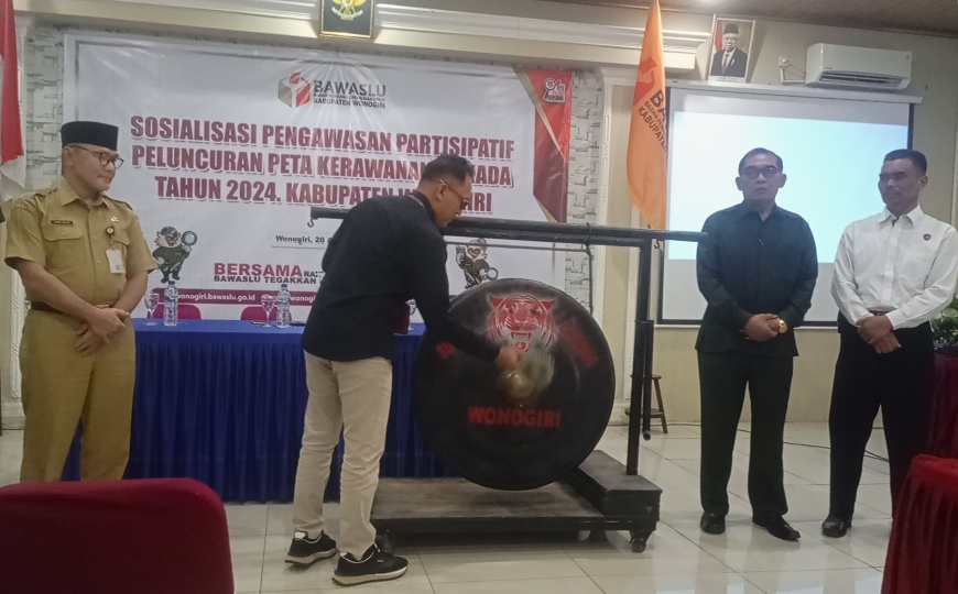 Pemukulan Gong oleh Anggota Bawaslu Wonogiri Slamet Mugiyono, Sebagai Tanda Peluncuran IKP Pilkada Serentak 2024.