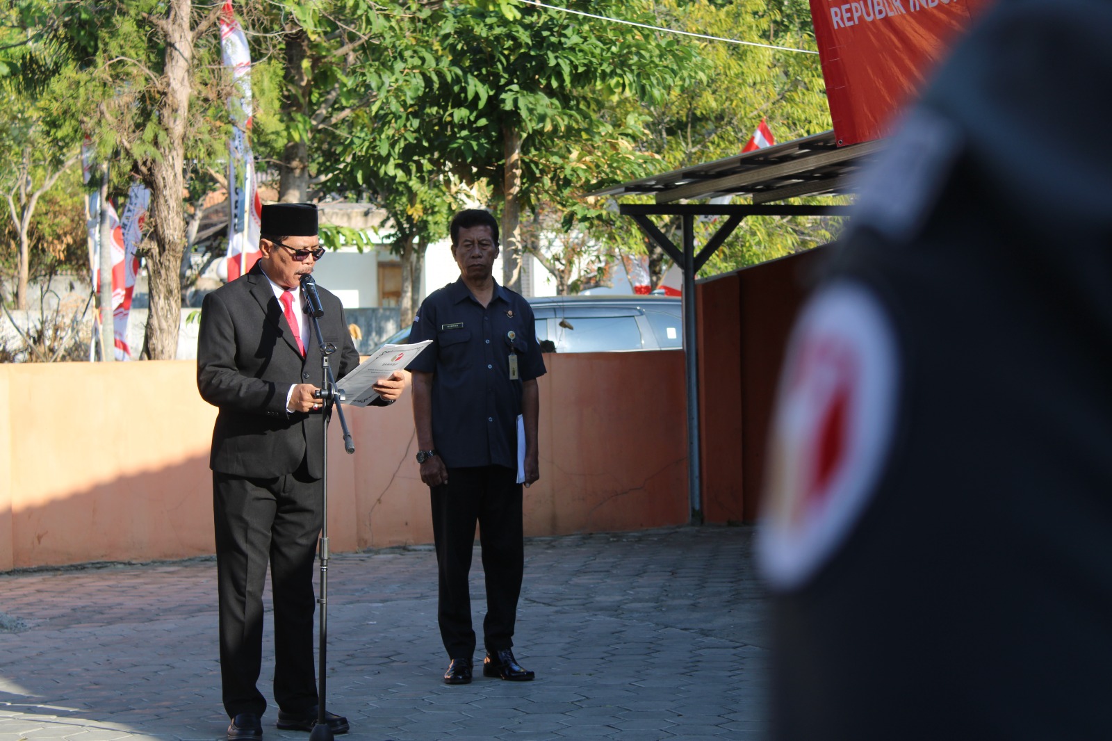 Ketua Bawaslu Kabupaten Wonogiri, Antonius Joko Wuryanto saat memberikan amanat pada upacara peringatan HUT RI ke-79, Sabtu (17/8/24)