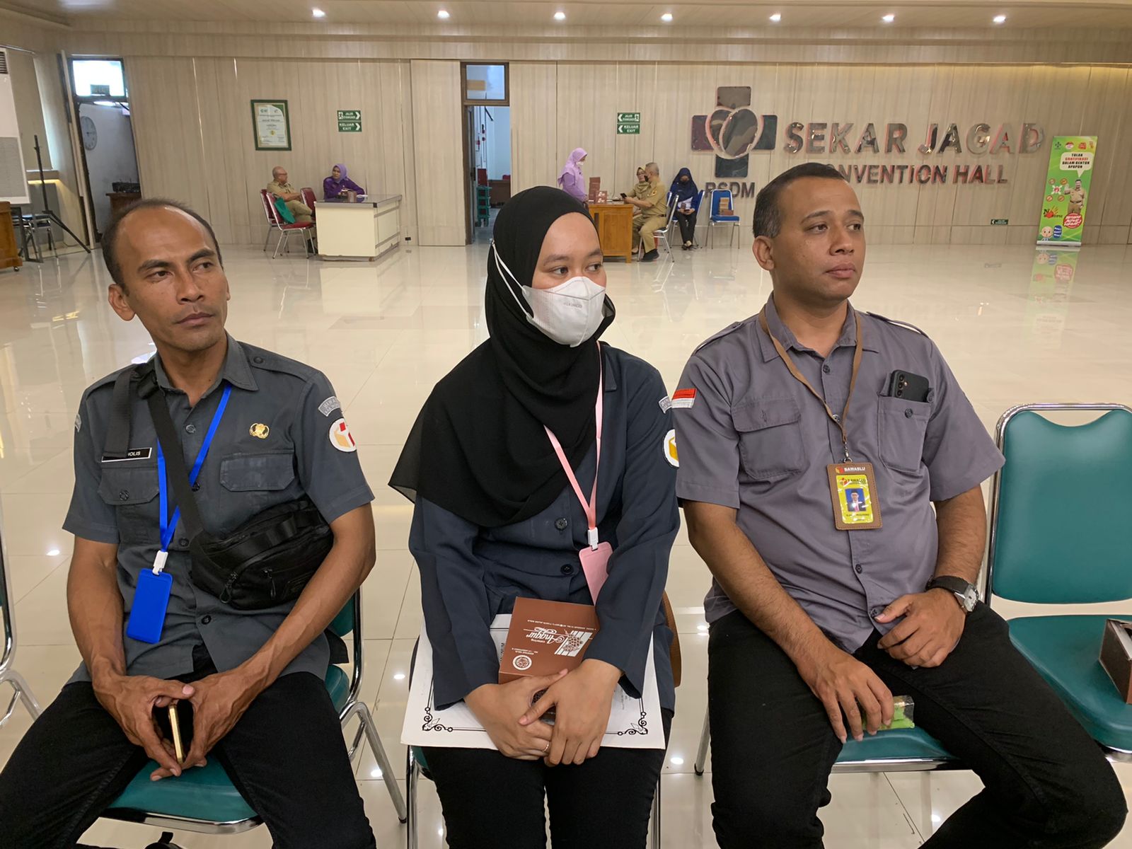 Markus Nugroho, Anggota Bawaslu Kabupaten Wonogiri Melakukan Pengawasan Penandatanganan MoU antara KPU dan RSUD dr. Moewardi di Ruang Sekar Jagat, Senin (26/8/2024)