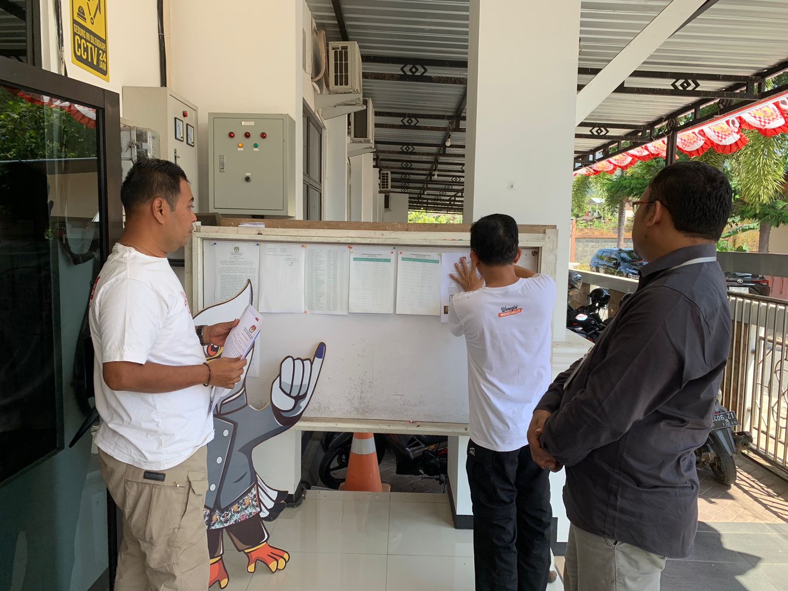 Anggota Bawaslu Wonogiri, Mayaris Kusdi, saat melakulan pengawasan melekat pengumuman pendaftaran pasangan calon Bupati dan Wakil Bupati di kantor KPU