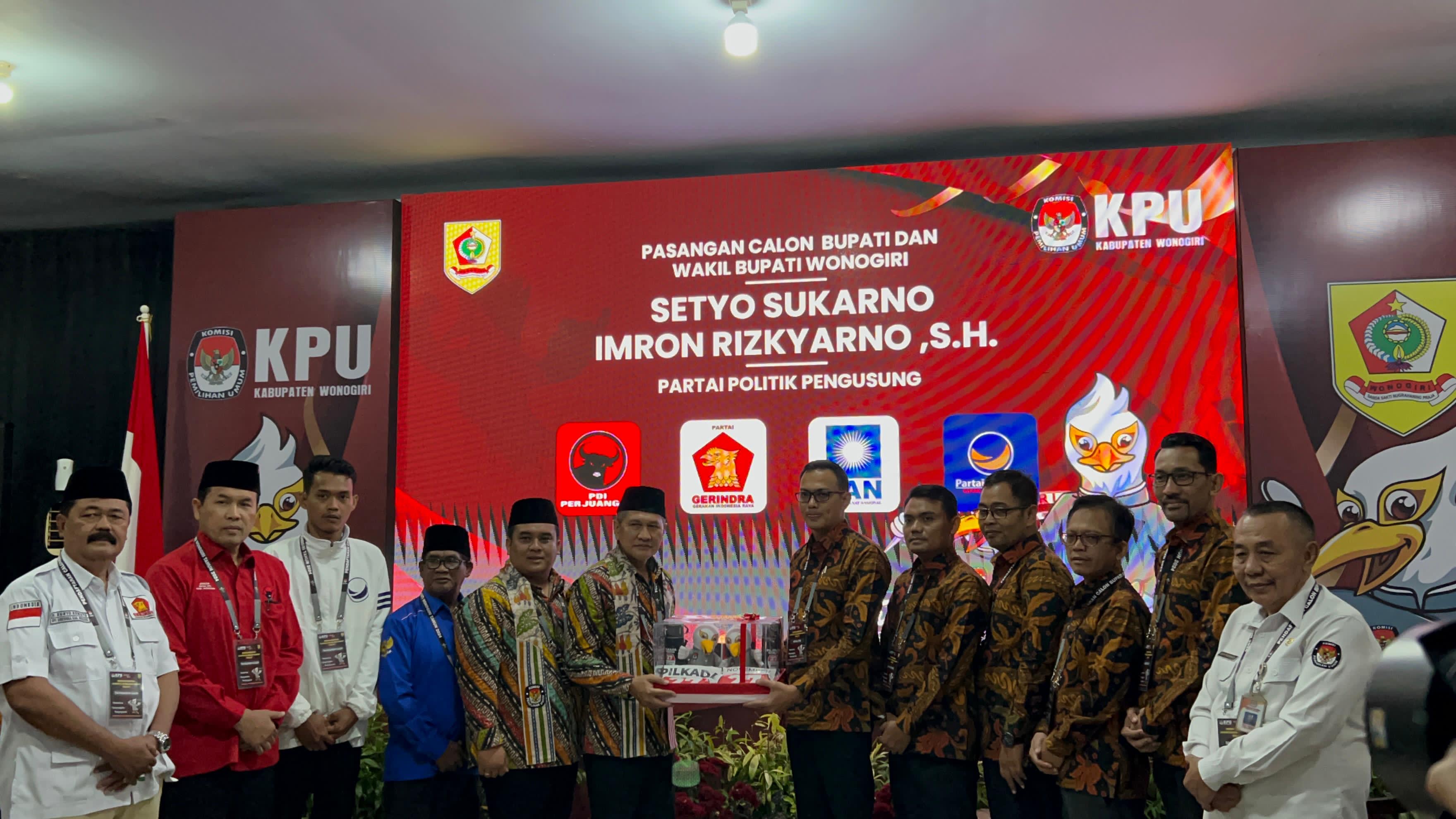 Pasangan Setyo Sukarno dan Imron Ryzkyarno saat Mendaftar Sebagai Pasangan Calon Bupati dan Wakil Bupati Wonogiri.