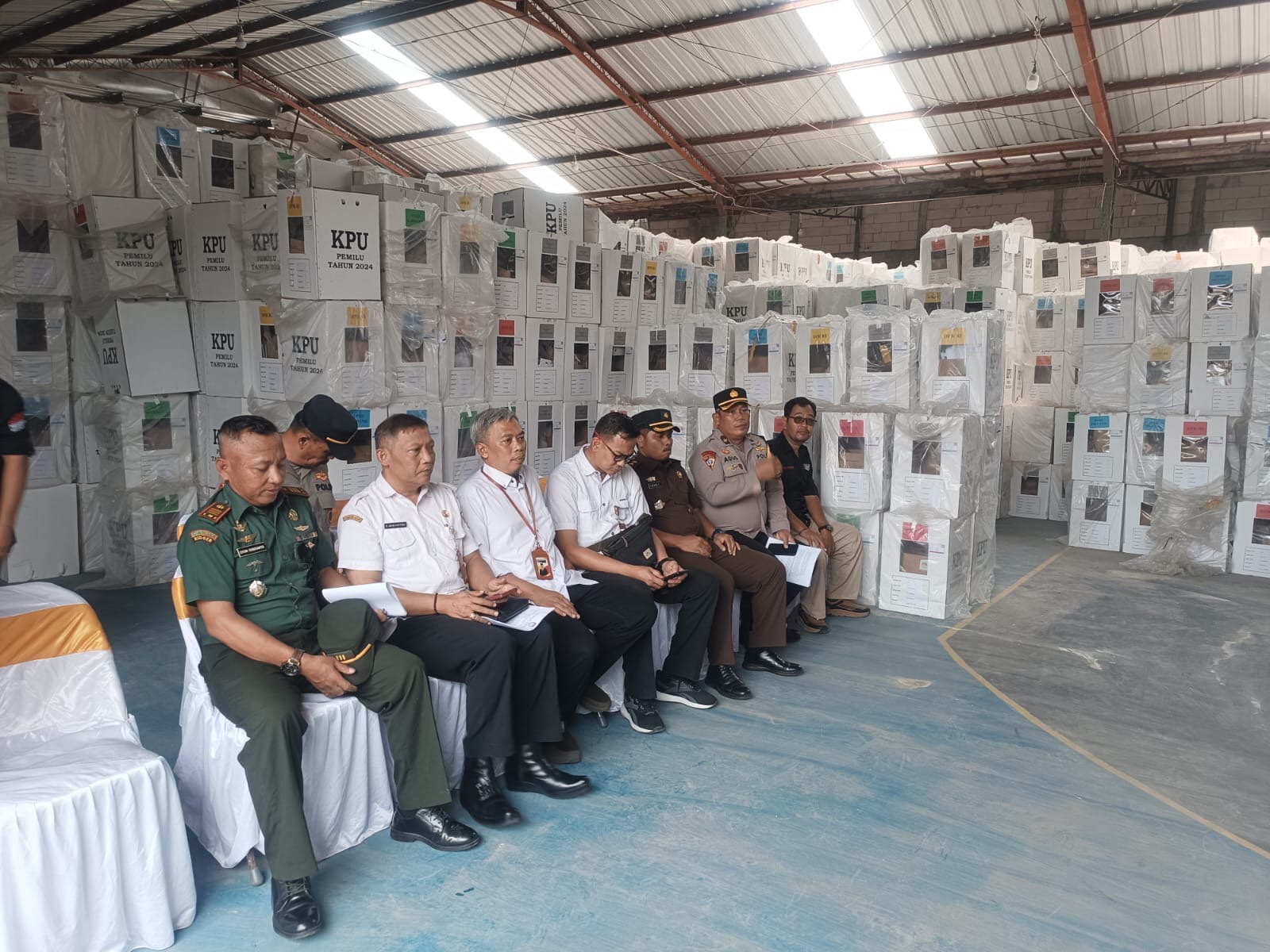 Anggota Bawaslu Wonogiri, Ambar (ketiga kiri) saat melakukan pengawasan persiapan gudang logistik Pemilihan 2024.