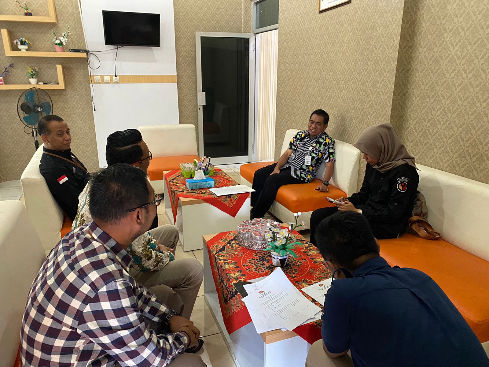 Kepala Sekolah SMA Negeri 2 Wonogiri Sumanto (batik hitam), saat menemui tim verfak dari KPU dan Bawaslu