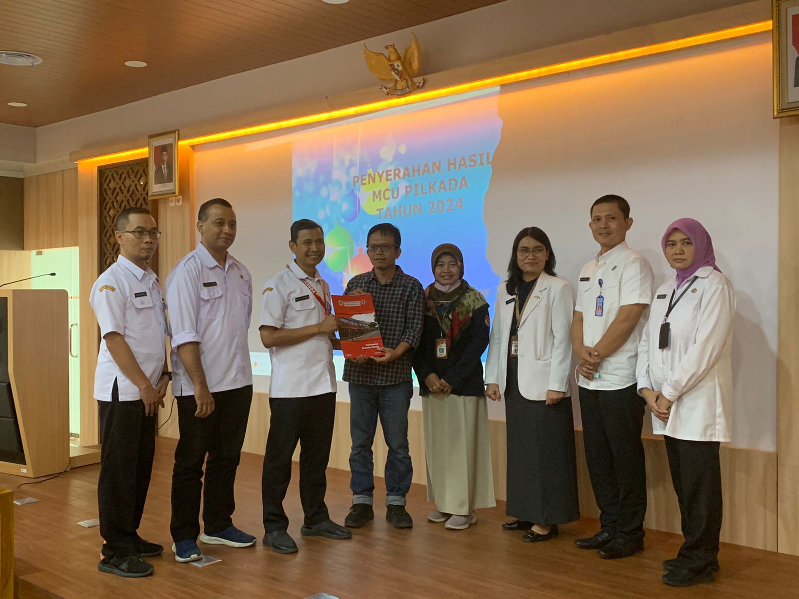 Markus (dua dari kiri), anggota Bawaslu Wonogiri dan Toto (kemeja kotak-kotak), anggota KPU Wonogiri saat menerima hasil MCU bakal paslon Bupati dan Wakil Bupati Wonogiri di RSUD dr. Moewardi.