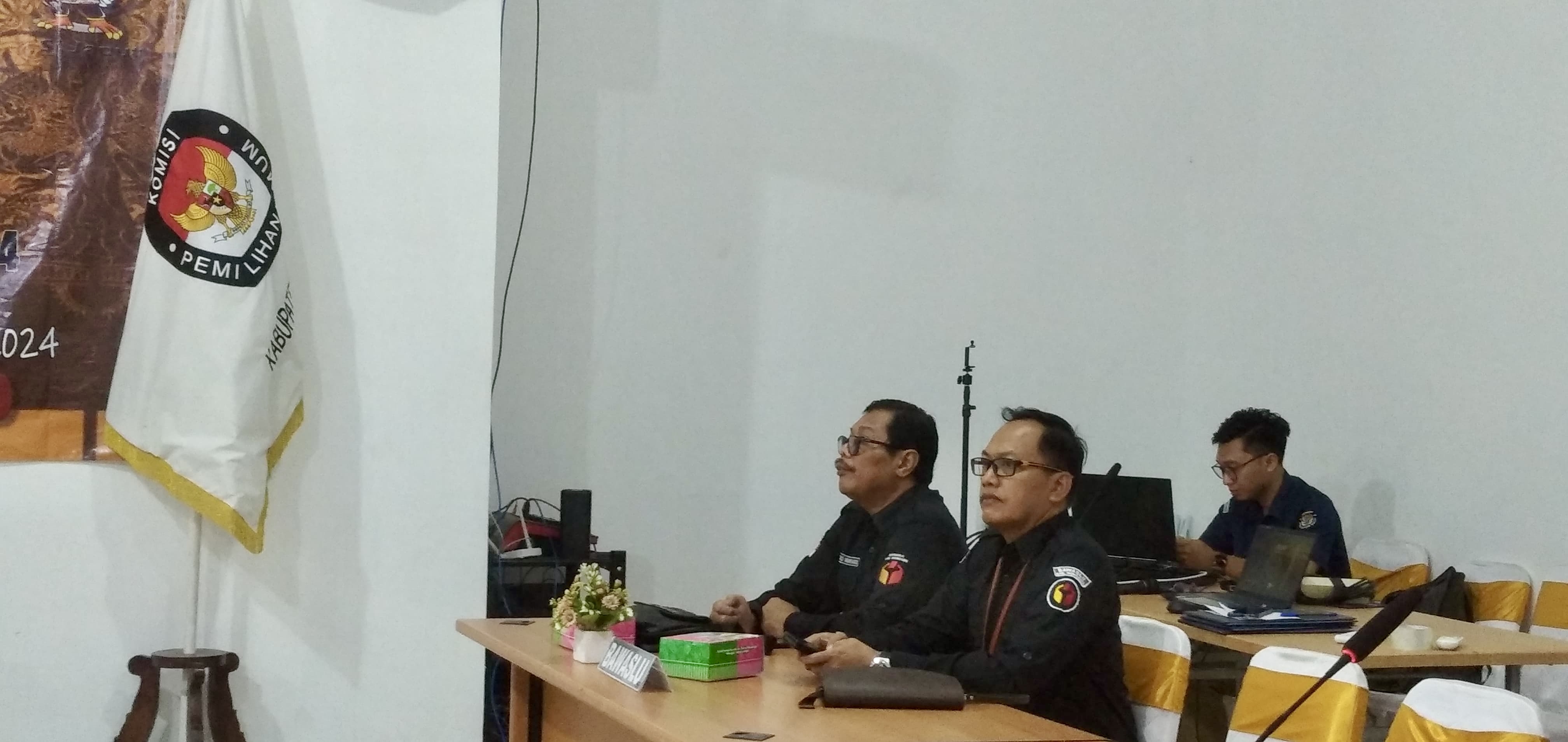 Ketua dan Anggota Bawaslu Kabupaten Wonogiri saat Menghadiri Rapat Pleno Terbuka Rekapitulasi dan Penetapan DPT, Selasa (17/9/2024).