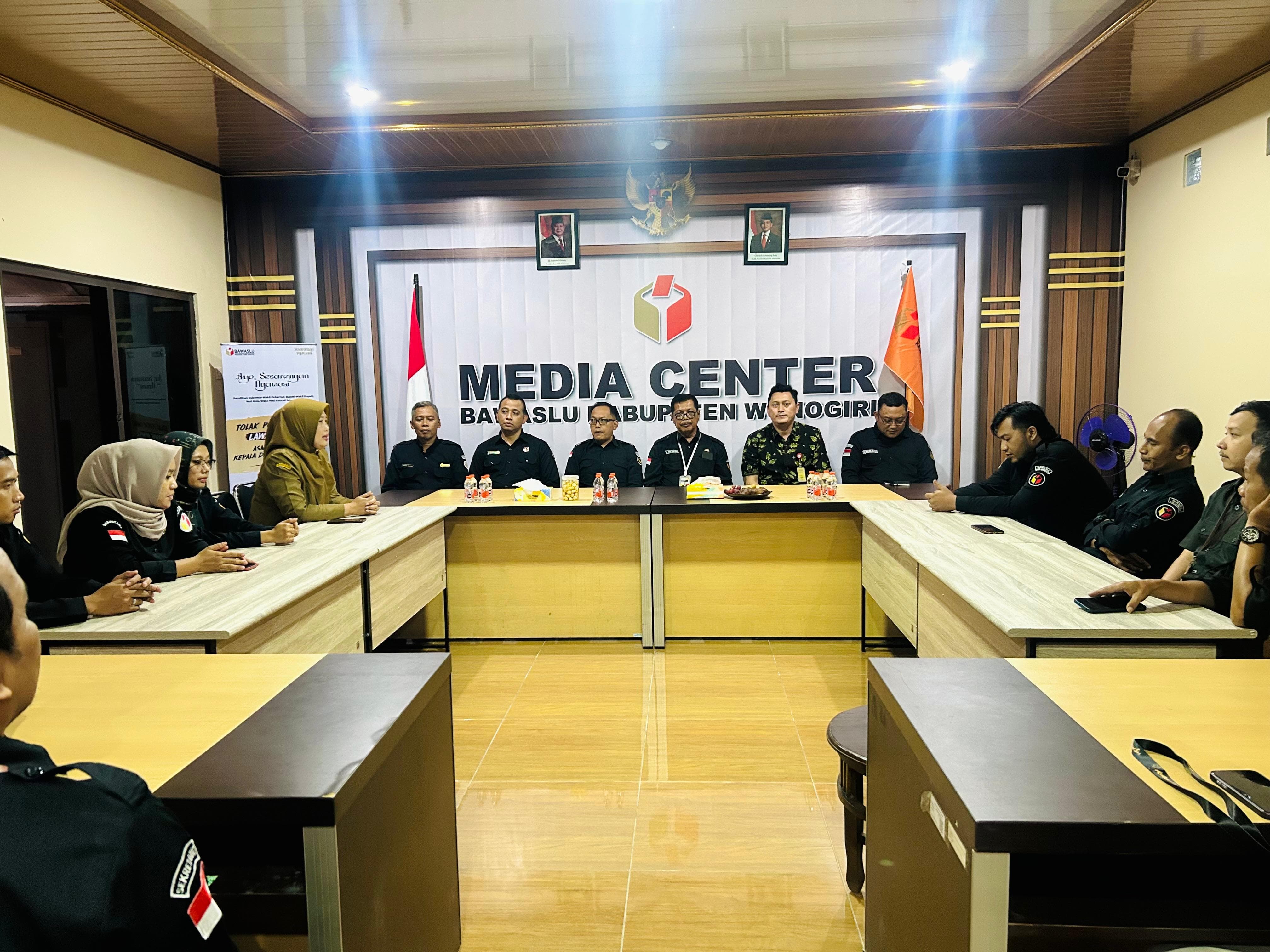 Plt. Kepala Sekretariat Bawaslu Provinsi Jawa Tengah, Tri Adiyanto Baay (baju batik)saat mempimpin rapat koordinasi di Bawaslu Wonogiri, Selasa(7-1-2025)