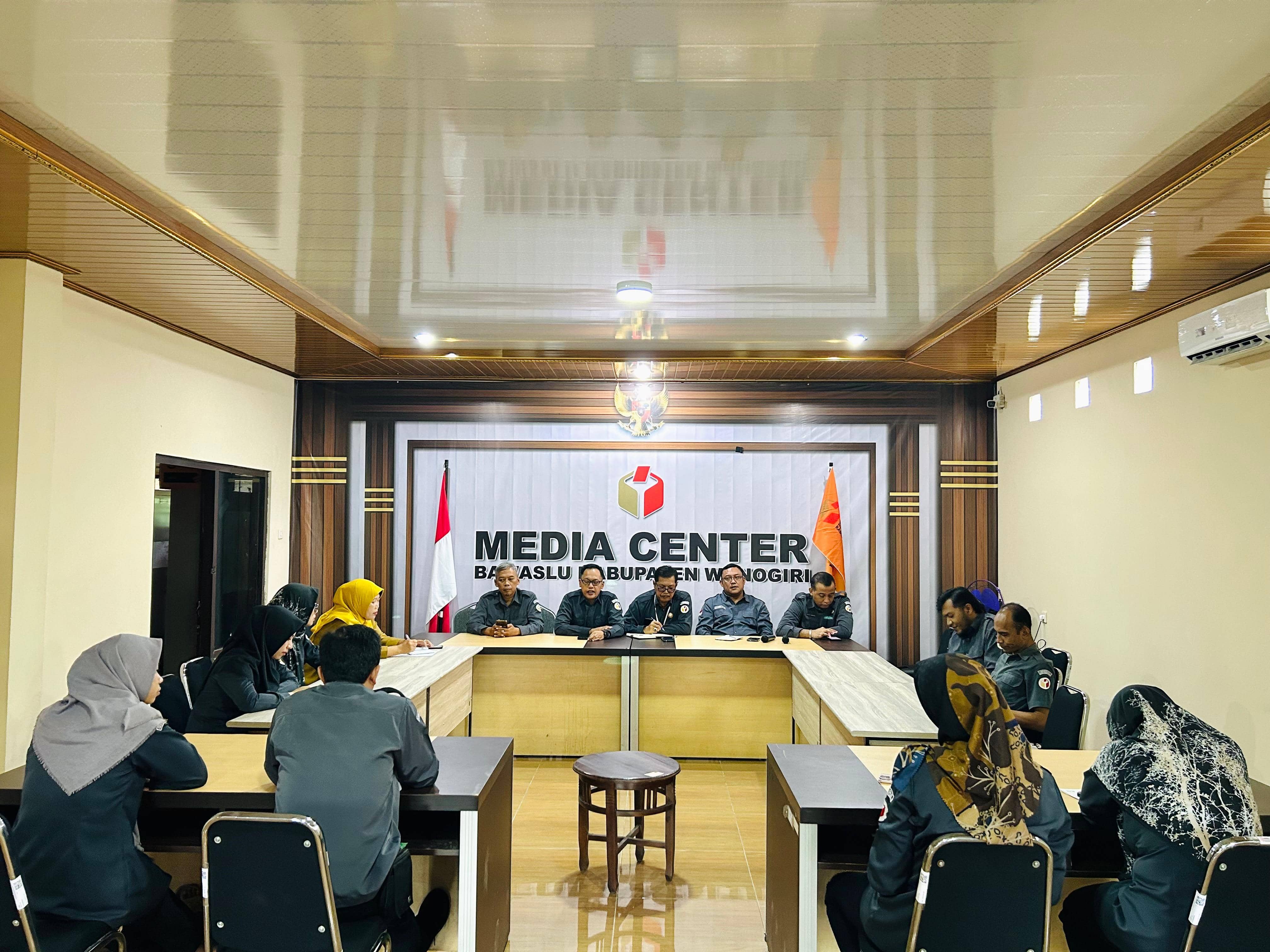 Rapat Evaluasi Internal Bawaslu Wonogiri, Senin (6-1-2025)