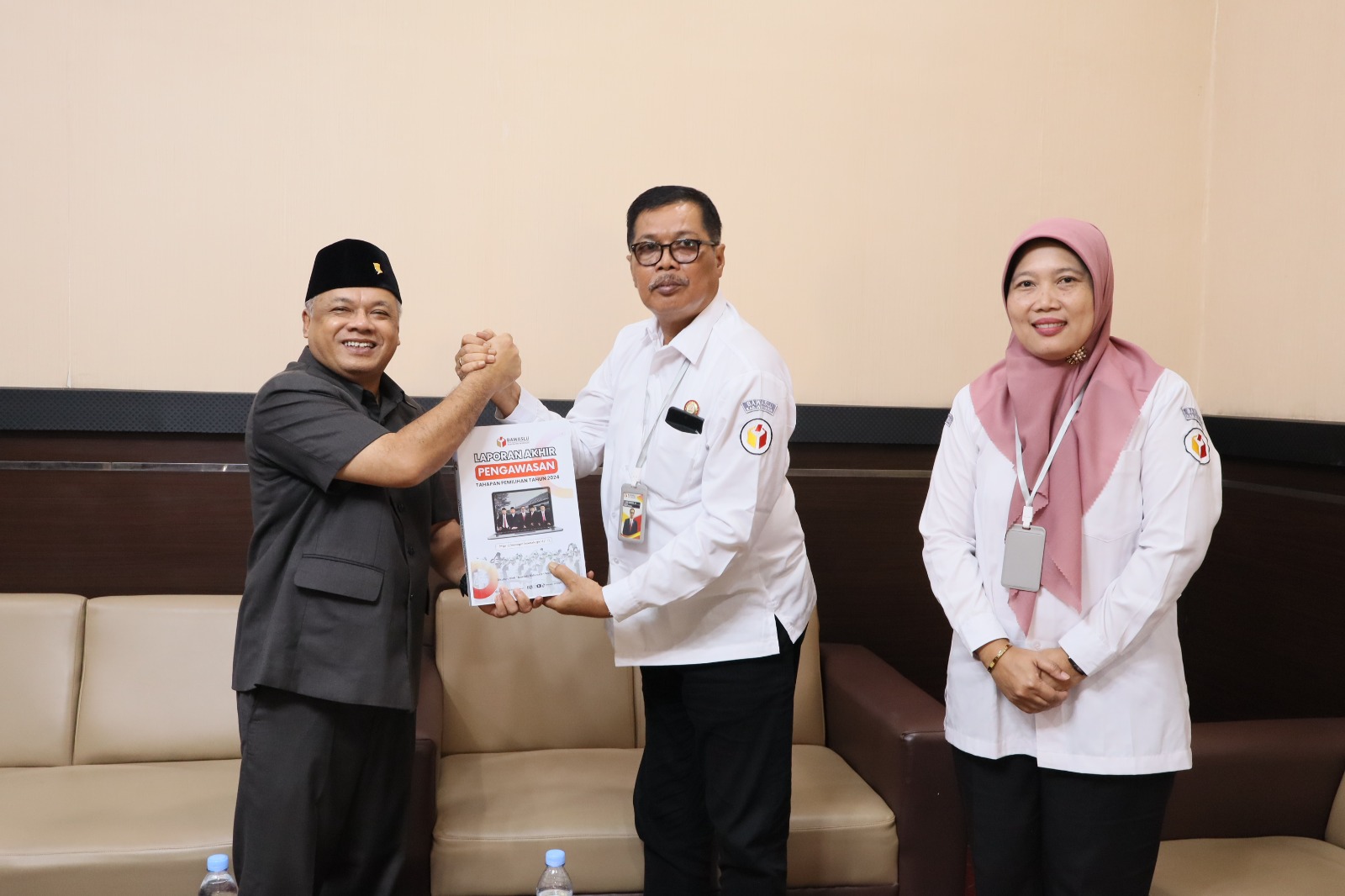 penyerahan laporan akhir pengawasan Bawaslu Wonogiri ke kantor DPRD kabupaten Wonogiri