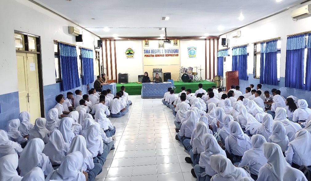 Markus Nugroho dari Bawaslu Kabupaten Wonogiri saat menyampaikan materi bertema ‘Demokrasi Sehat Ditinjau Prosesnya’ kepada siswa SMAN 1 Wonogiri dalam kegiatan Kokurikuler Lintas Disiplin Ilmu, Selasa (23/9/2025)