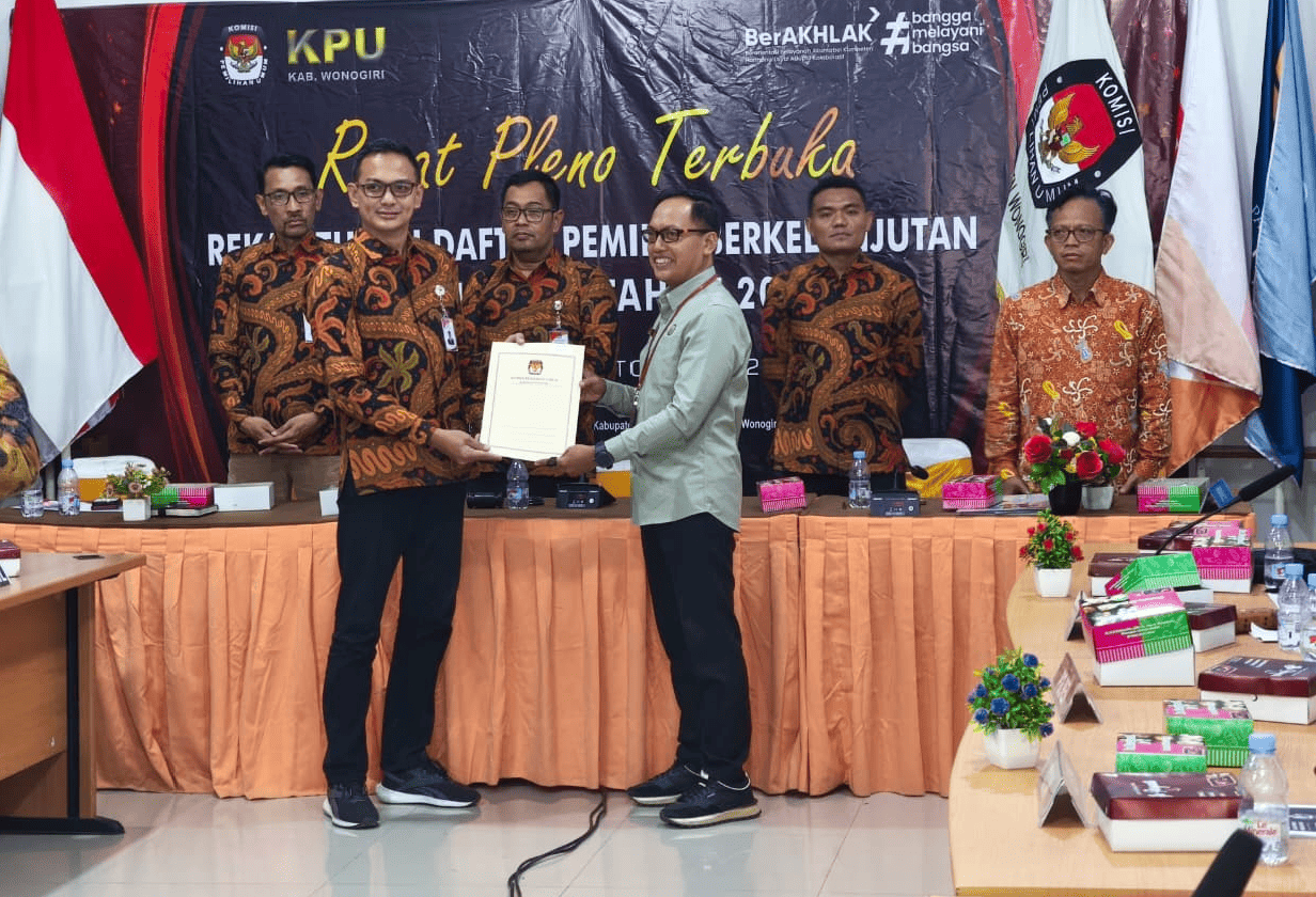 Anggota Bawaslu Kabupaten Wonogiri Menerima Berita Acara Rekapitulasi Daftar Pemilih Berkelanjutan Triwulan III Tahun 2025