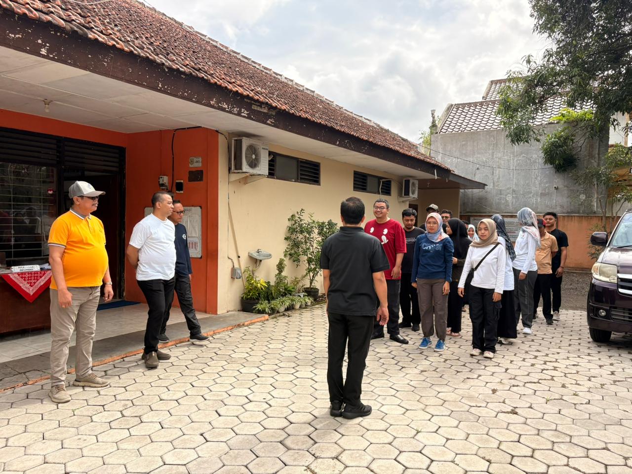 Pimpinan dan Staff Bawaslu Wonogiri bersiap melakukan Jalan Sehat