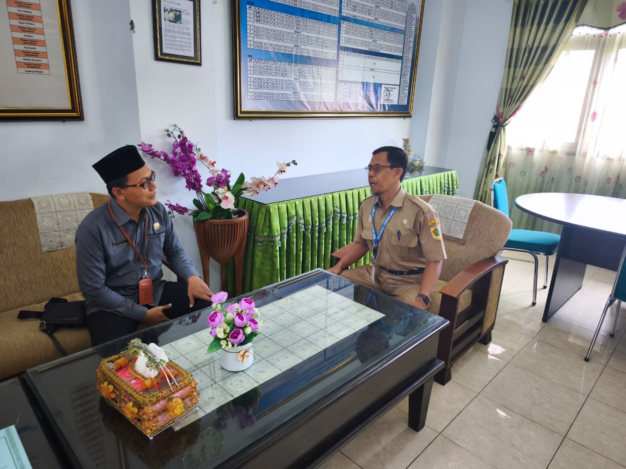 Anggota Bawaslu Wonogiri bersama dengan Kepala Sekolah SMPN 1 Wonogiri