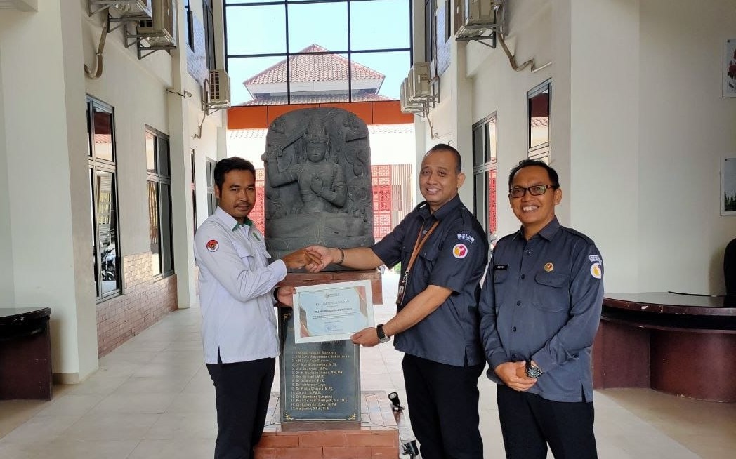 Anggota Bawaslu Wonogiri menyerahkan Piagam 
