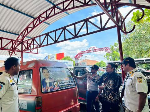 Anggota Bawaslu Beserta Satpol PP dan Dishub saat Menyisir Alat Peraga Kampanye di Angkutan Kota