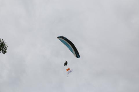 Penerjun Paralayang yang Membawa Pataka Bawaslu