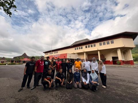 Pimpinan dan Staff Bawaslu Wonogiri bersiap melakukan Jalan Sehat