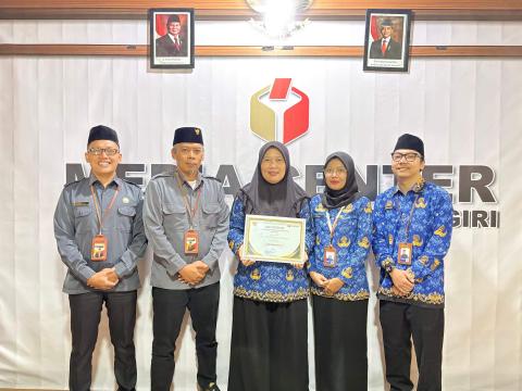 Bawaslu Wonogiri Menerima Award Keterbukaan Informasi