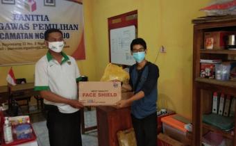 JAGA IMUN TUBUH, BAWASLU SALURKAN RIBUAN VITAMIN KE JAJARANNYA