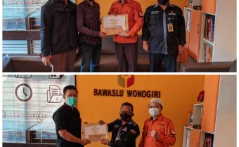 BAWASLU SERAHKAN HADIAH PEMENANG VIDEO INSTAGRAM