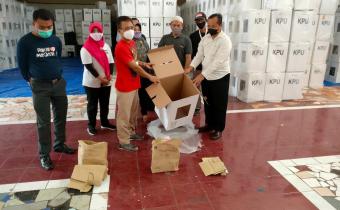 BAWASLU WONOGIRI MENYAKSIKAN PEMBUKAAN BARANG EKS LOGISTIK PILKADA 2020
