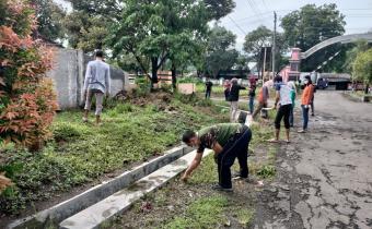 JUMAT BERSIH : BAWASLU BERSIHKAN LINGKUNGAN SEKRETARIAT